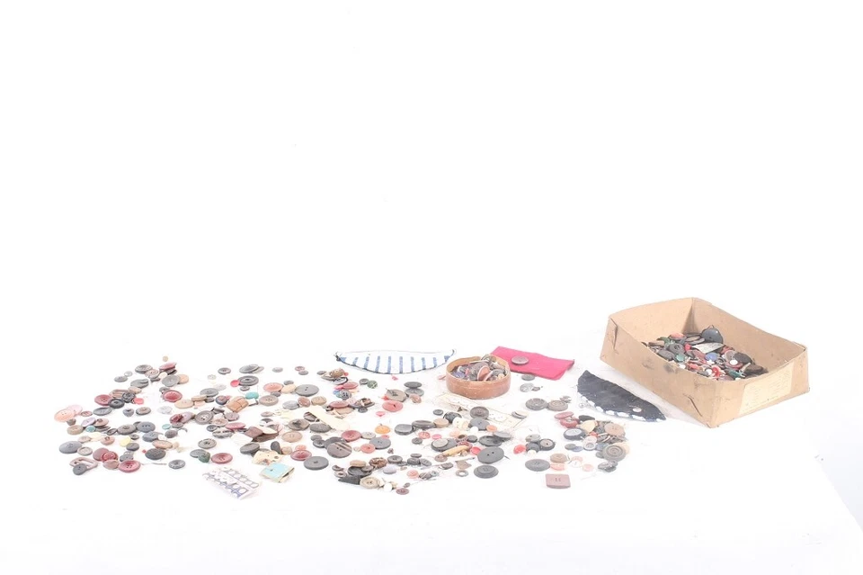 Konvolut alte Knöpfe Kunststoff Metall verschiedene Farben & Formen über 1000g - Bild 2 von 4