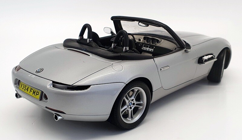 貴重　AUTOart 製　BMW Z8　００７コレクション　 1/18　中古品 1/18 BMW Z8 (007 Bond The World is Not Enough/Dealer