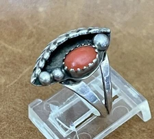 Estate Vintage Navajo Sterling Silver Coral Stone One Ornate Feather Ring Size 5
