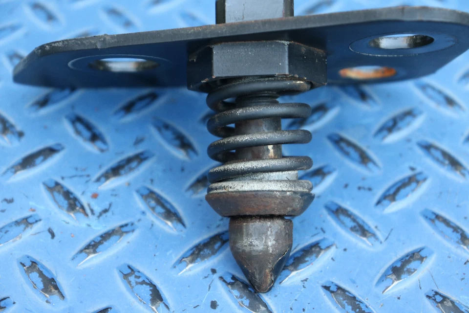 Chevrolet Corvette C4 1992-1996 juego de pestillos de capó OEM Foto 3 de 4