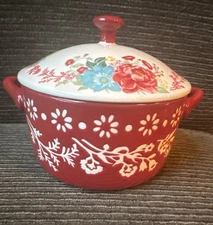 The Pioneer Woman Fancy Flourish Round Ceramic Casserole Dish with Lid Sz Small