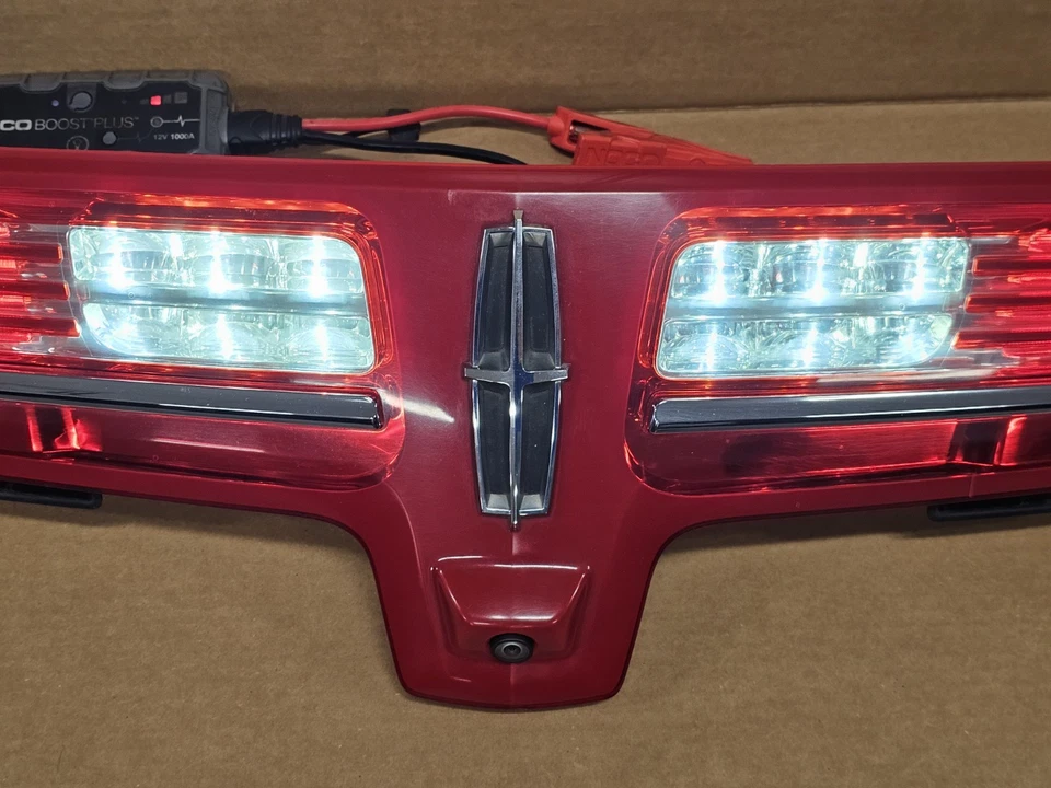 10-19 Lincoln MKT Center Mounted Tail Light Lamp Bar Backup Camera Assembly OEM - Image 4 of 4