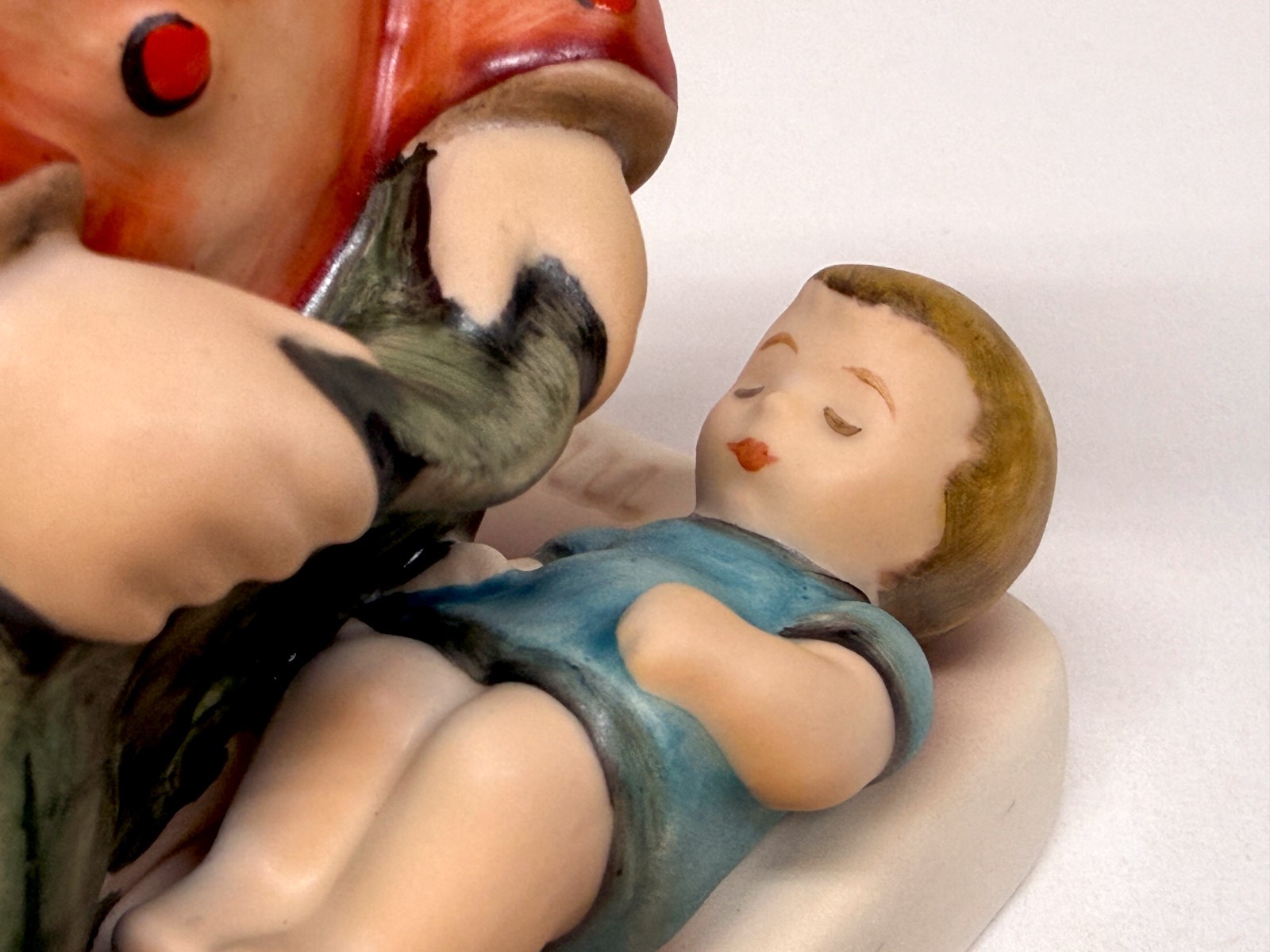 Hummel Figurine "SLEEP TIGHT" #424, TMK6, retired design, excellent condition