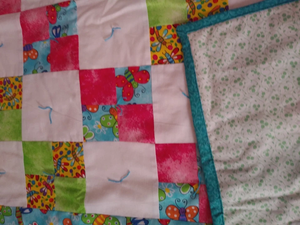 Edredón de bebé hecho a mano y atado, "Baby Buggy" 42" x 54" Foto 2 de 2