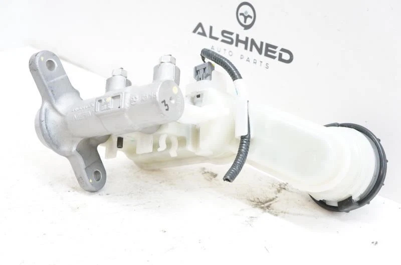 Главный цилиндр тормоза Honda HR-V 2016-2020 годов выпуска 46101-T7W-305 от оригинального производителя  - Изображение 4 из 4