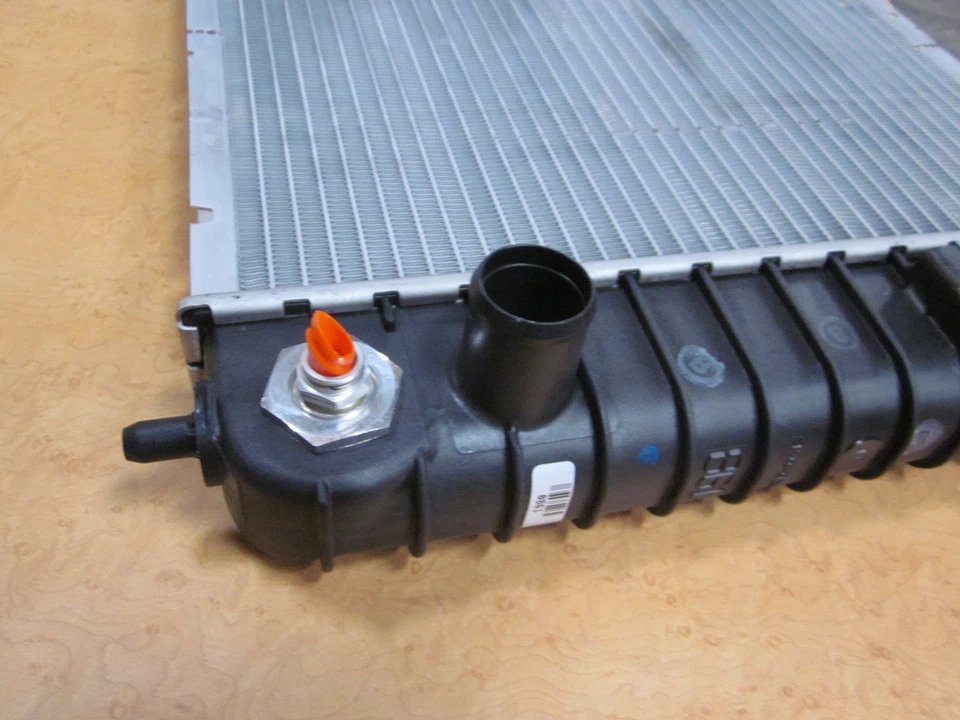 Radiador OE Buick Regal, Chevy Venture, Oldsmobile Silhouette, Pontiac Grand Prix Foto 4 de 4