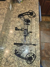 Mathews Triax Compound Bow - New String