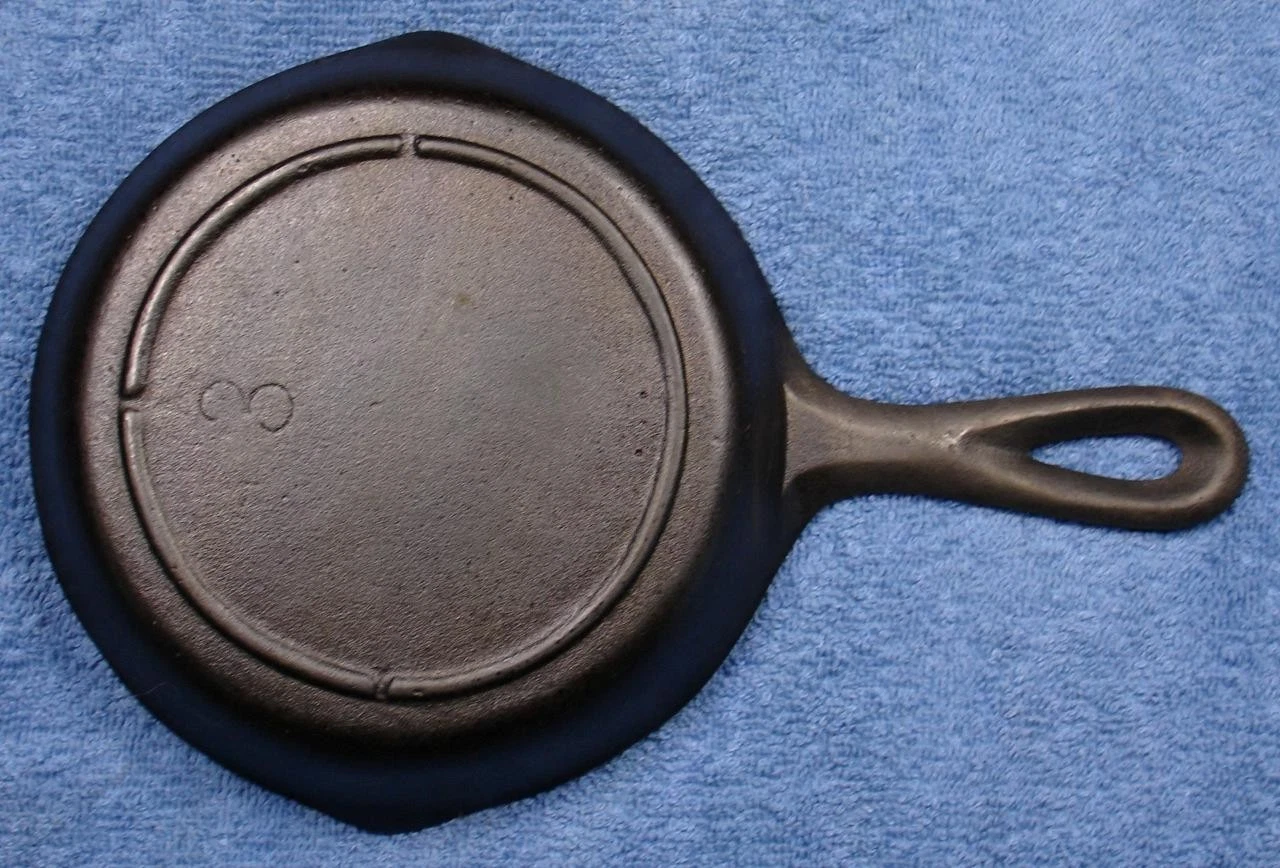LODGE #3 SKILLET cast iron with 3 notches restored and seasoned