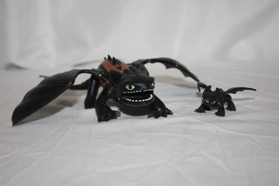 Juego de figuras DreamWorks Cómo entrenar a tu dragón Desdentado y Furia Noche Bebé Foto 2 de 4