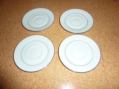 4 Untertassen Noritake Ranier Japan Porzellan, D 17 cm, Blumendekor, Silberrand