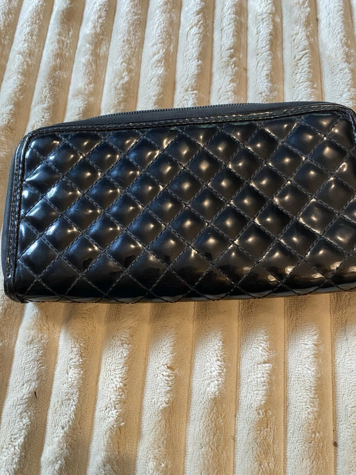 Cartera Loungefly Hello Kitty acolchada de cuero sintético con cremallera Foto 2 de 3