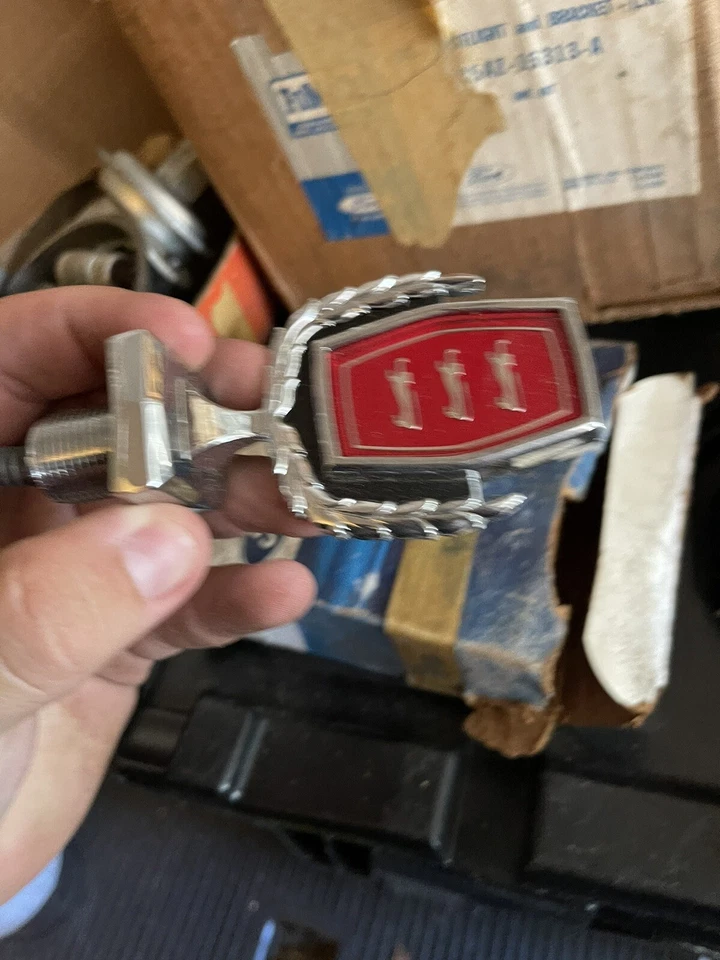 Ford Gran Torino Elite Maverick Ltd 1973-1976 emblema adorno capó galaxia nuevo en stock Foto 2 de 4