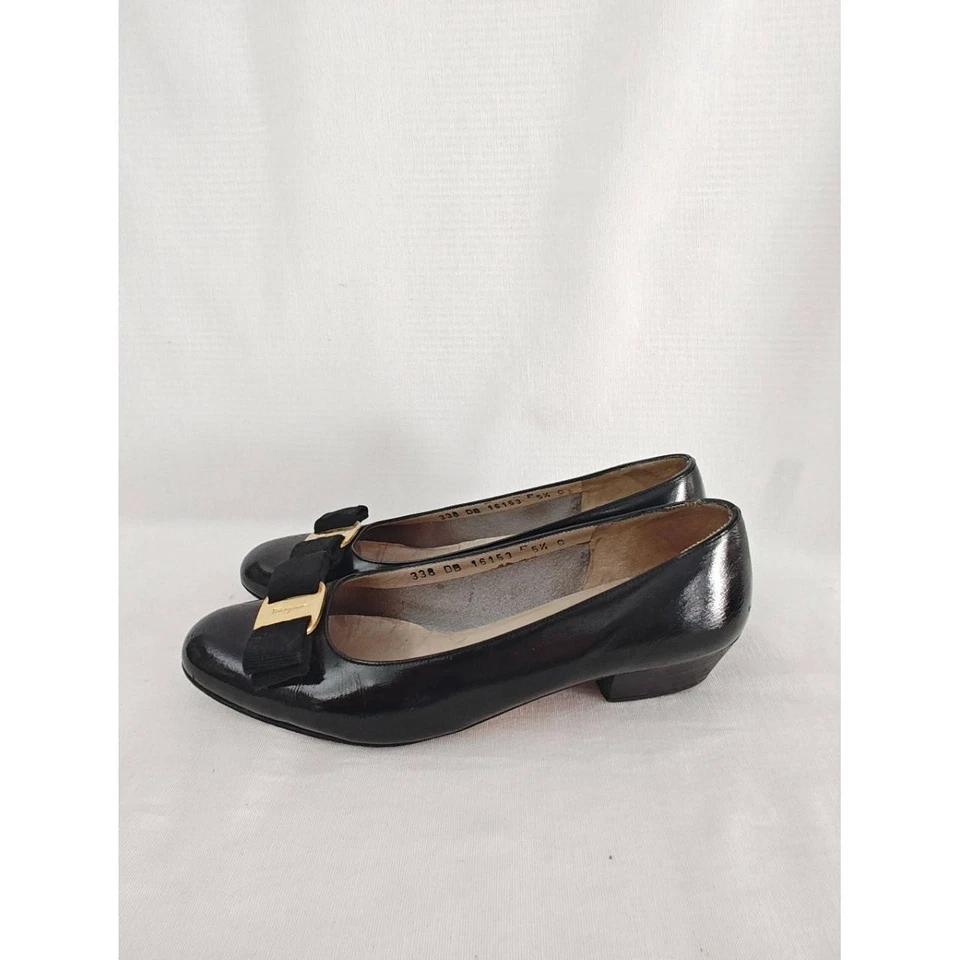 Salvatore Ferragamo Vara Pumps Black Patent Leather 5.5 Vintage 80s Boutique Bow - Image 4 of 4