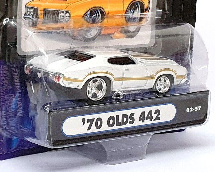 Muscle Machines 1/64 Scale 71161 02-57 - 1970 Oldsmobile 442 - White/Gold - Image 3 of 4