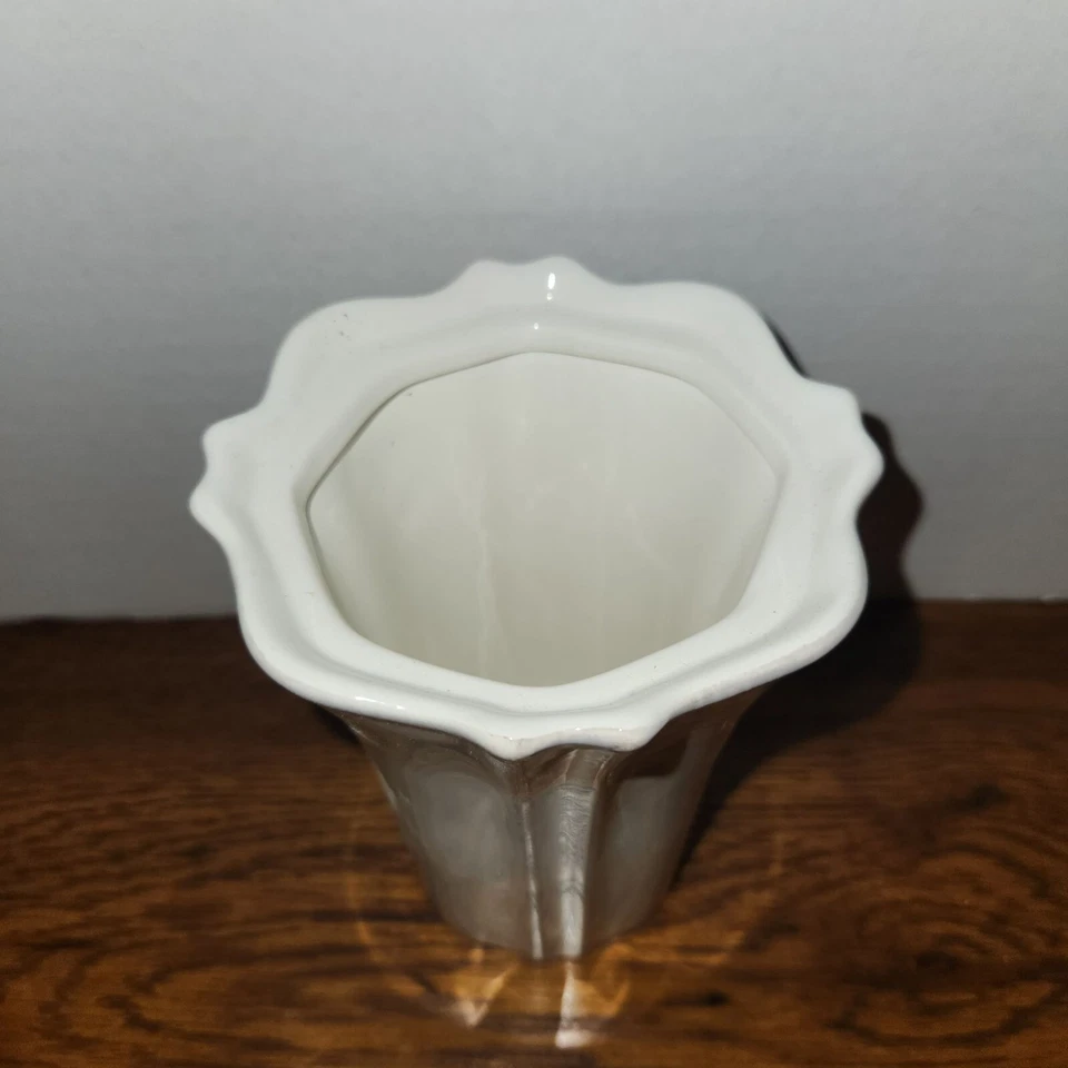 Jarrón de cerámica blanco Southern Living 5,5" H x 4,25" W en la parte superior Foto 3 de 4