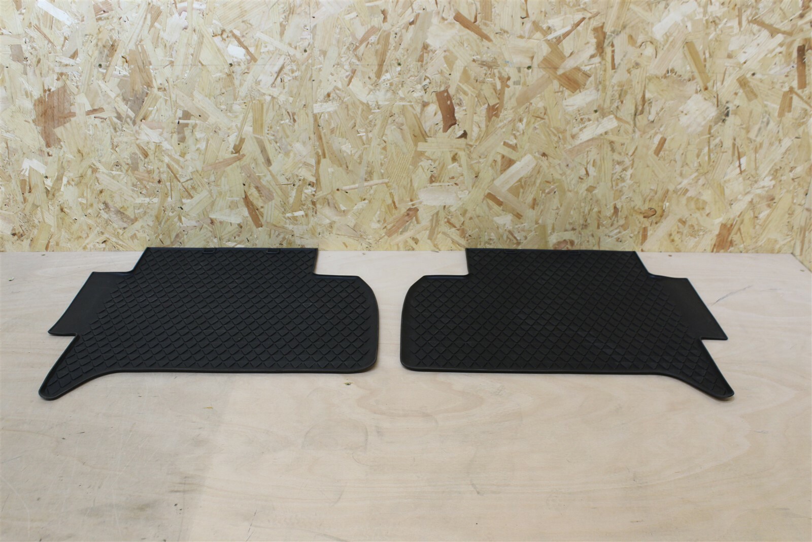 Genuine Volkswagen Amarok Rear Rubber Floor Mats 2H006151282V for  