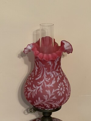 FENTON 花柄 カスタードサテンガラス 2つセット 1匹耳負傷 FENTON 花柄 カスタードサテンガラス 2つセット 1匹耳負傷 TWO Fenton Art