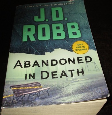 J.D. Robb - Abandoned in Death - Paperback