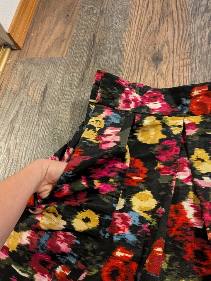 Eliza J Falda Floral Negro y Rojo Abstracto Flores Talla 4 Con Bolsillos Foto 3 de 4