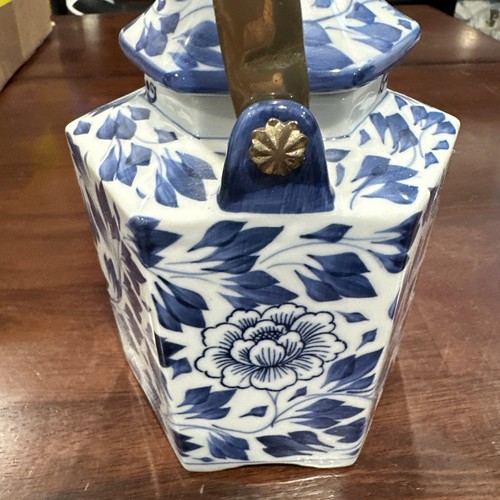 Brocca unica in ceramica blu e bianca con manico in metallo 6" - Foto 5 di 8