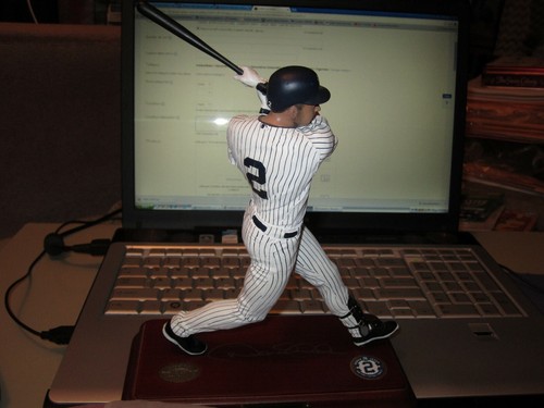 DEREK JETER SCULPTURE - DANBURY MINT - ISSUE: 6550 - LIMITED EDITION (2014) - Picture 2 of 10