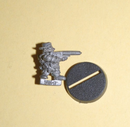 Warhammer 40k - Squat, RT301 - Rogue Trader, Squat Trooper mit Lasgun #B