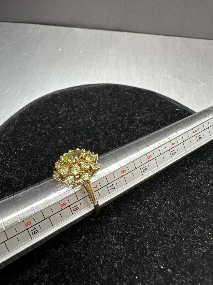 10k Yellow Gold Peridot Flower Ring - Image 3 of 4