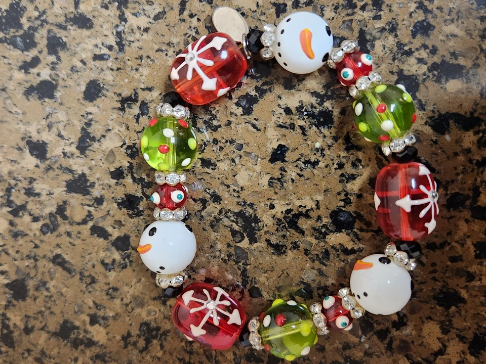 Pulsera elástica con cuentas muñeco de nieve y copo de nieve. Acentos de diamantes de imitación. NUEVO SIN ETIQUETAS. Foto 3 de 3
