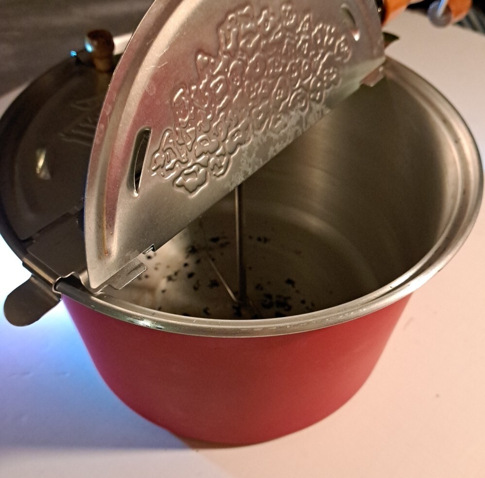 THE GENUINE WHIRLEY-POP Popcorn Maker Aluminum Hand Crank 6 Qt.