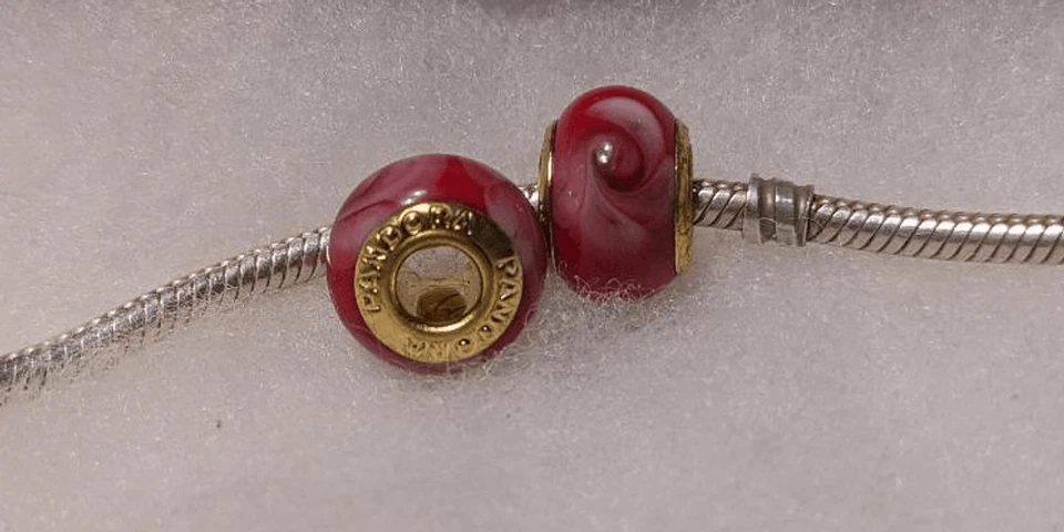 Juego de 2 NUEVO Pandora Rojo con Rosas Rosas Cuentas de Cristal de Murano (NÚCLEO DORADO) Foto 2 de 2