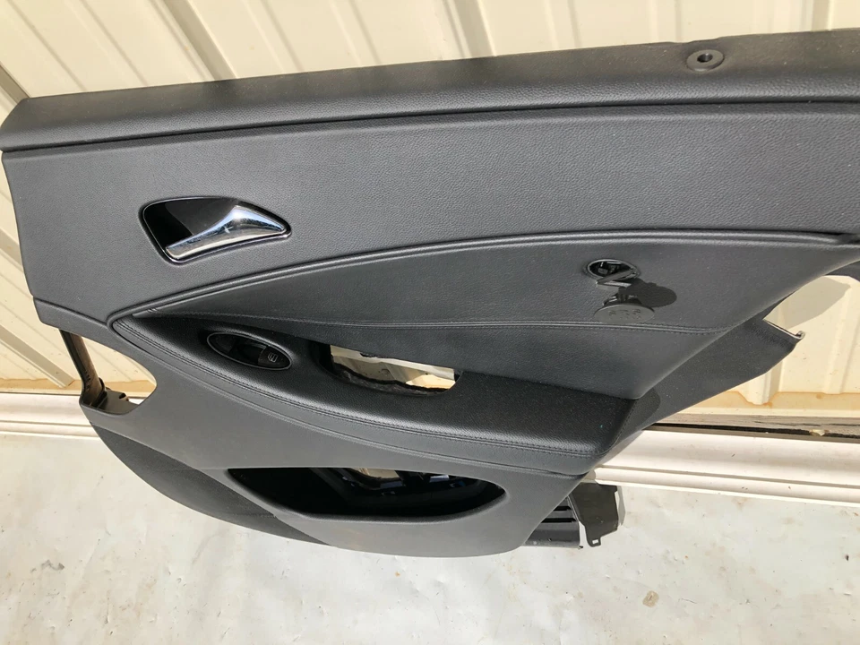 Mercedes-Benz CLS 500 2006 negro panel interior puerta trasera derecha Foto 3 de 4