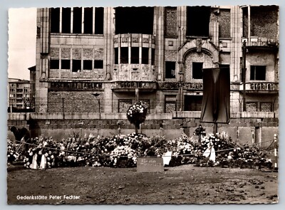 Postcard RPPC Germany Berlin Memorial to Peter Fechter Bricklayer Died Wall 28T
