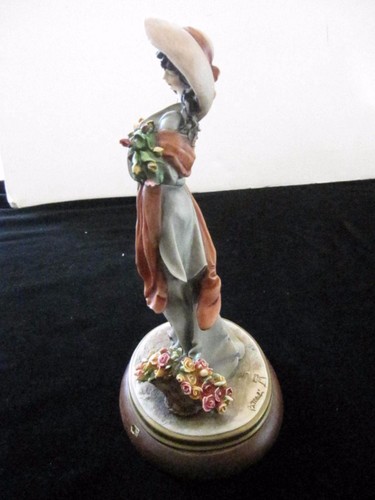 FIGURA DE COLECCIÓN B. MERLI, DAMA CON FLORES, 11"H, EXCELENTE ESTADO - Imagen 3 de 6