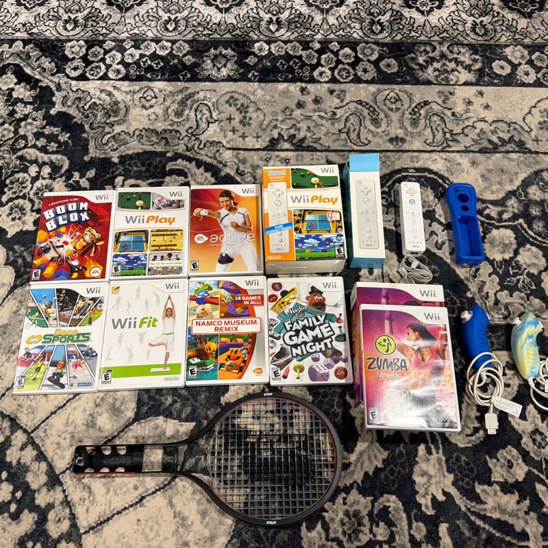 Wii Game Bundle Workout Family Game Night Sports 8 games 2 Numbchuck 1 Controlle