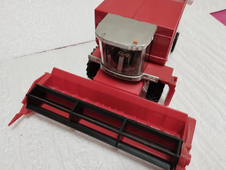 Britains - 1/32 Moissonneuse-batteuse Massey Ferguson 7200 rouge.... - Photo 2/4