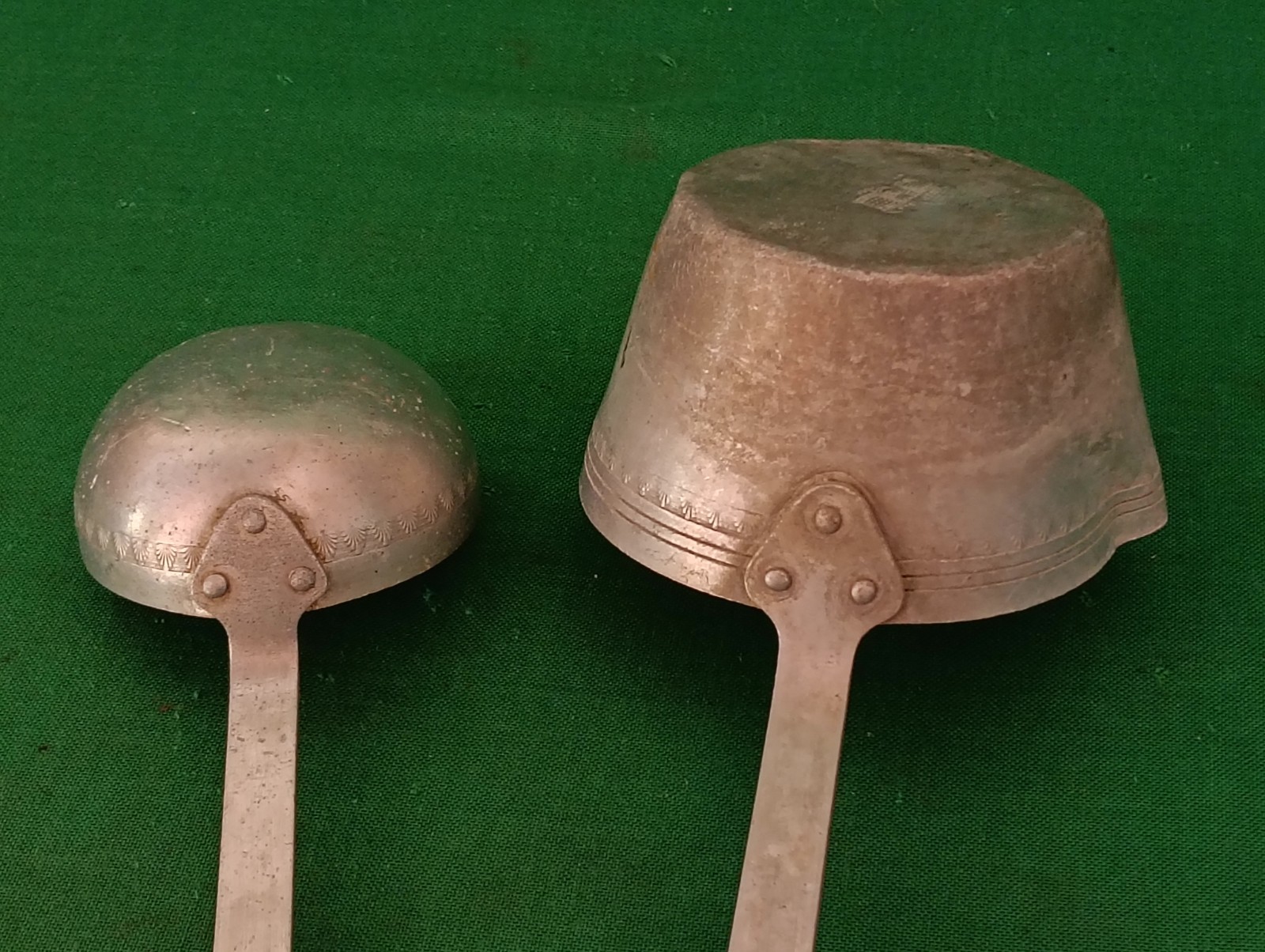 COPPIA VECCHI MESTOLI MESTOLO VECCHIO ALLUMINIO UTENSILE CUCINA VINTAGE. CX41