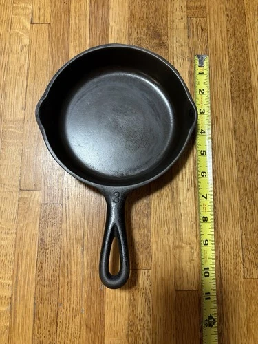 Vintage Unmarked Wagner Ware Cast Iron #3 Skillet 6 1/2 Inch double spout "P"
