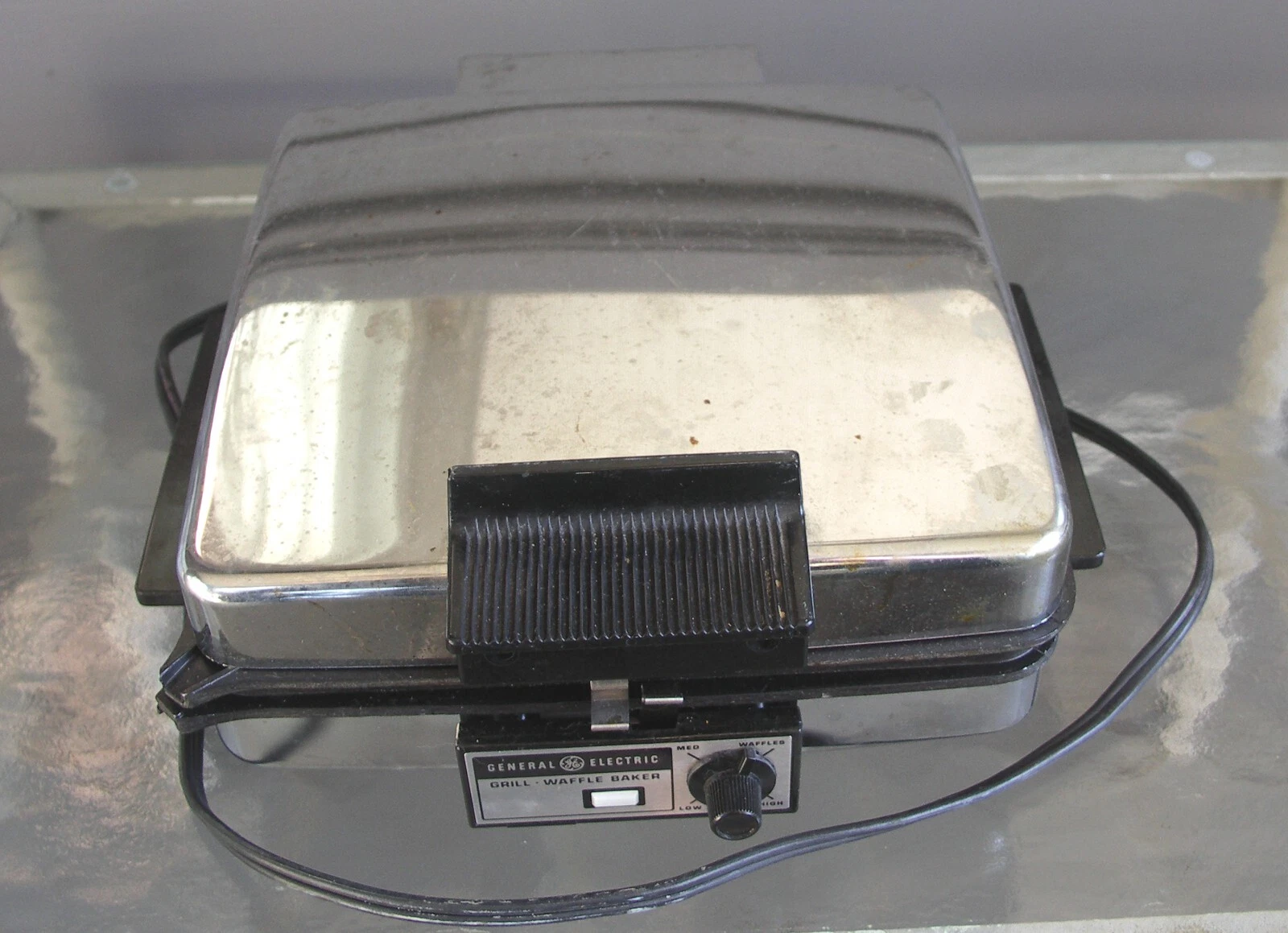 Vintage GE General Electric Griddle Iron Waffle Maker Baker Model A2G48T