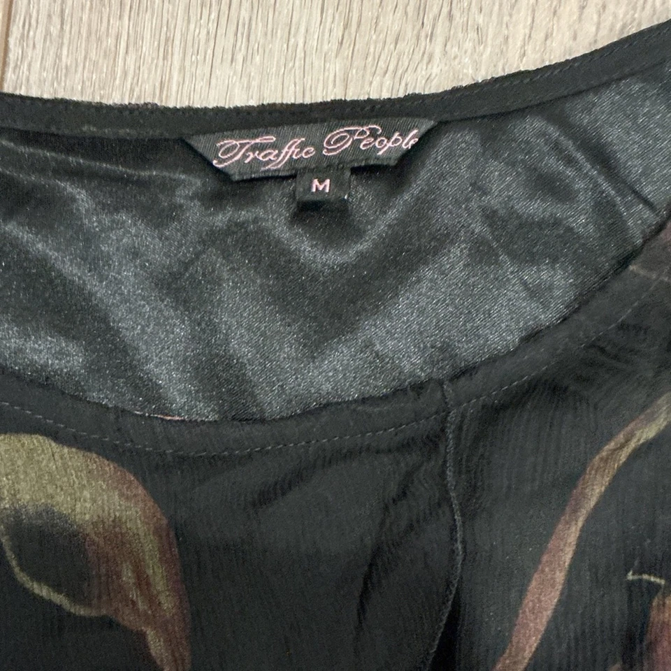 Vestido midi floral con capa romántica negro rojo Traffic People 100 % seda talla mediana Foto 2 de 4