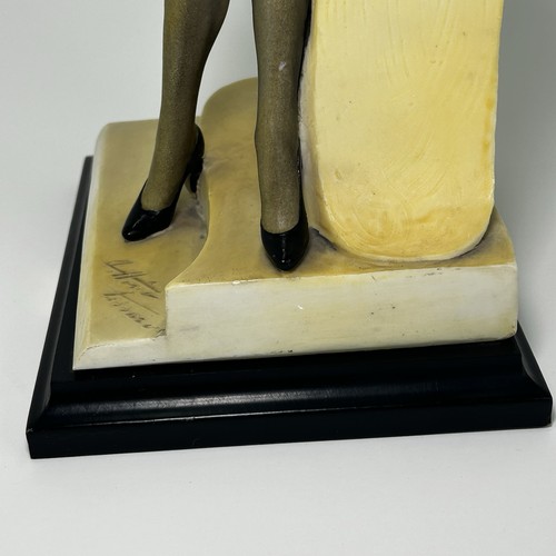 Vintage A.D.L. Figurina Vittorio Tessaro Signora seduta con cane 1990 base legno - Foto 23 di 24