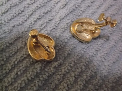 vintage napier goldtone & peachy cream colored enamel clip/screw