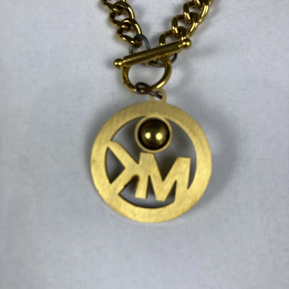 Collar de piedra colgante MK Michael Kors tono dorado 1 1/4" diámetro con cadena gruesa Foto 4 de 4