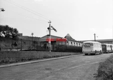 PHOTO  DMU SUBURBAN UNIT DRAWING AT BAY ISLAND RAILWAY STATION AND ABOUT TO PASS