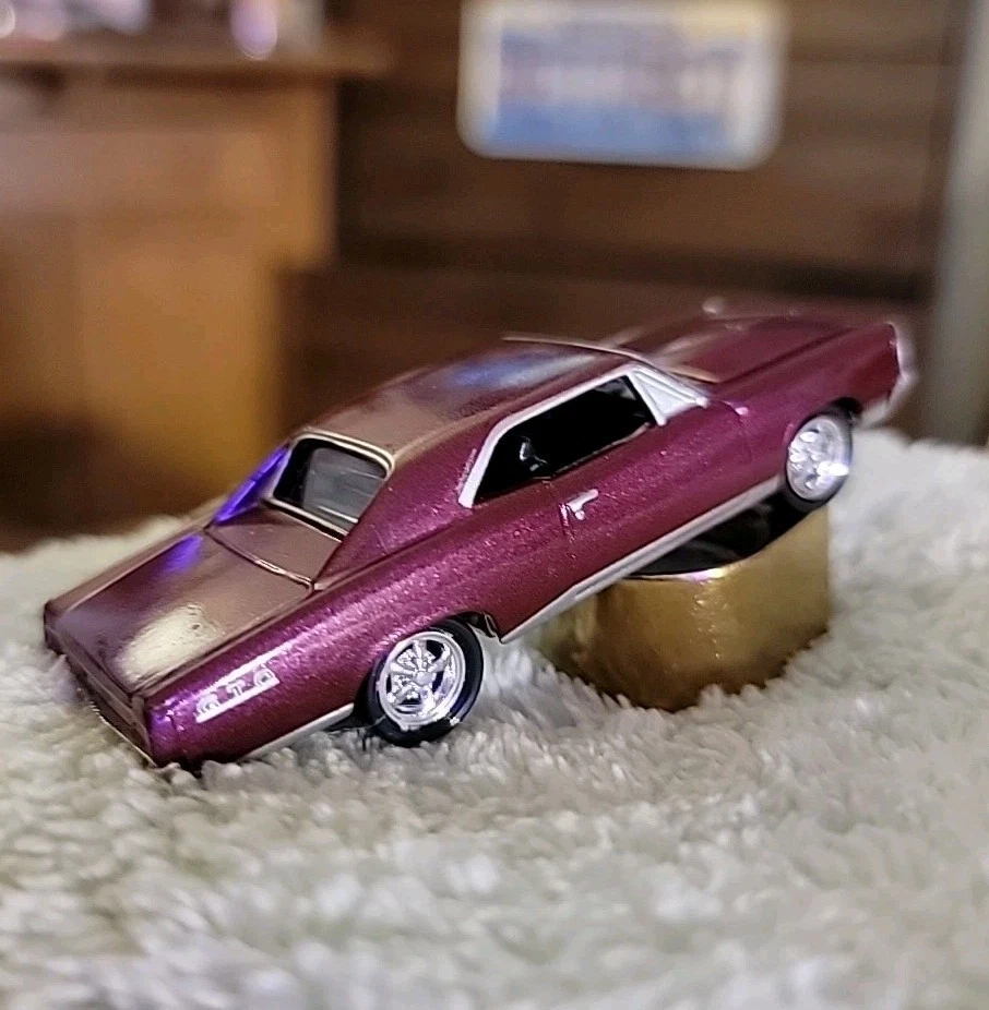 Pontiac GTO 1967 púrpura profundo Johnny Lightning de colección raro, mantis tocando, ¡en muy buena condición! Foto 3 de 4