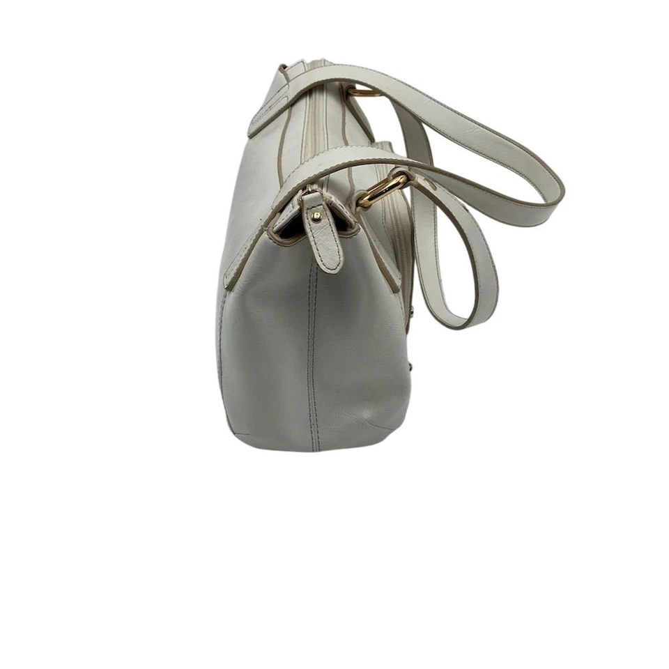 Bolso de hombro Liz & Co para mujer de cuero blanco detalles dorados cierre de cremallera Foto 4 de 4