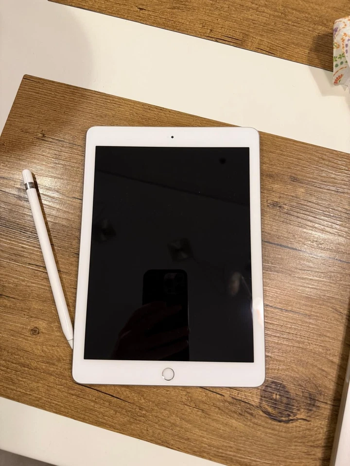 Apple iPad 6 Generazione 9.7" 128GB Wi-Fi Tablet - Grigio Siderale - Immagine 3 di 4