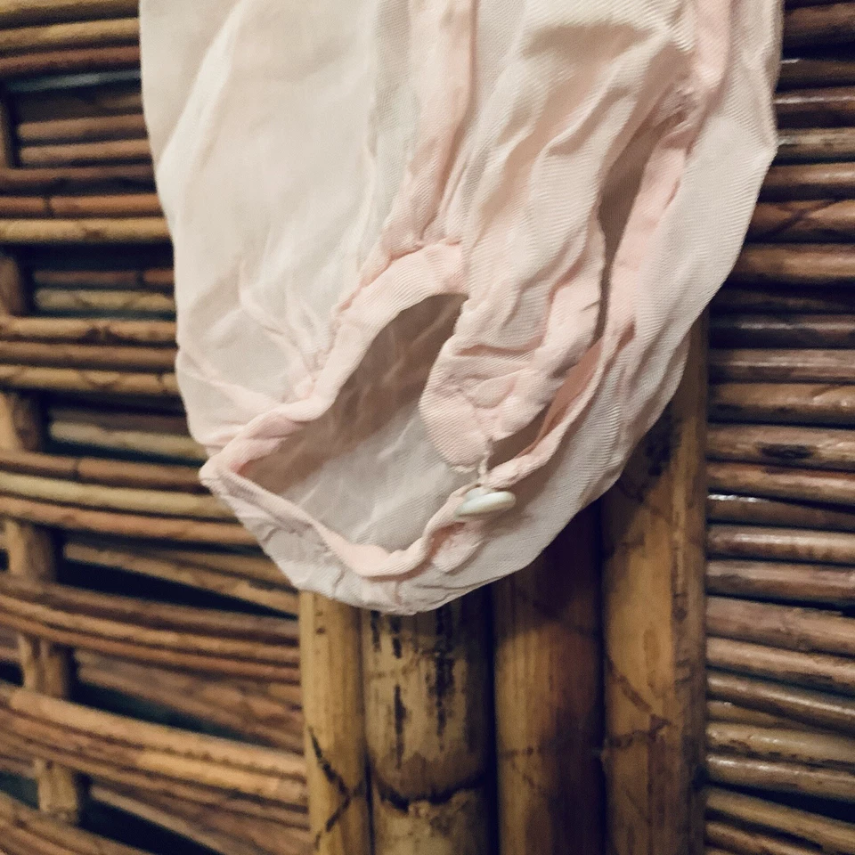 Antigua blusa rosa hecha a mano con cuello con cordón y botones de puño de madreperla Foto 4 de 4