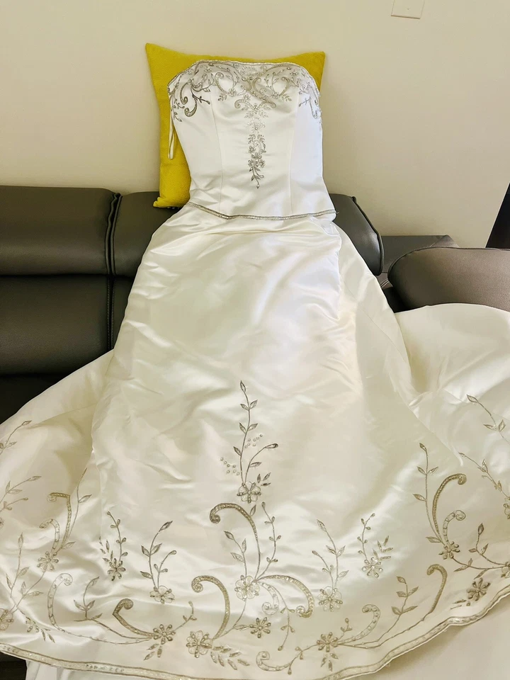 Elegante Vestido de Boda Casablanca Línea A Marfil/Impresionante Cuentas de Plata/Velo/Tiara Foto 4 de 4