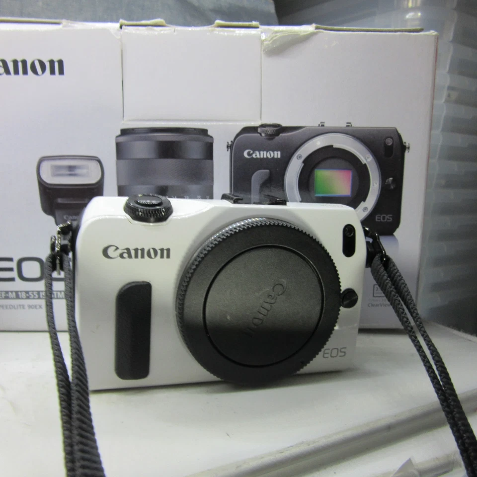 Canon EOS M, photo 1 of 3
