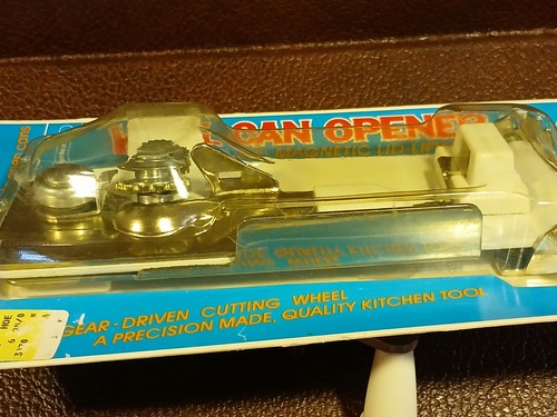 Swing-A-Way Wall Mount Can Opener w/Magnetic Lid-Lifter VTG 7.25"l 3"w Soft Wht - Picture 7 of 18
